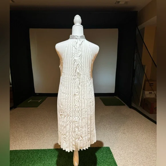 NWOT Pleated Halter Dress In White Size Medium Silver Sequins Around Neck - Picture 6 of 9